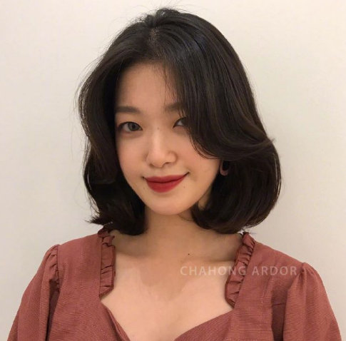 短发美女图片 温柔又显气质的九款短卷发发型图
