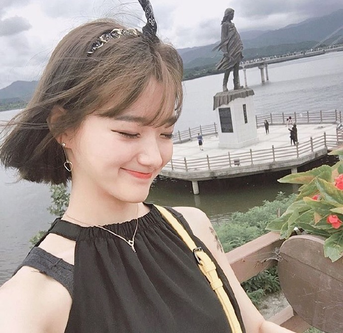 大眼睛女孩甜美自拍照图片
