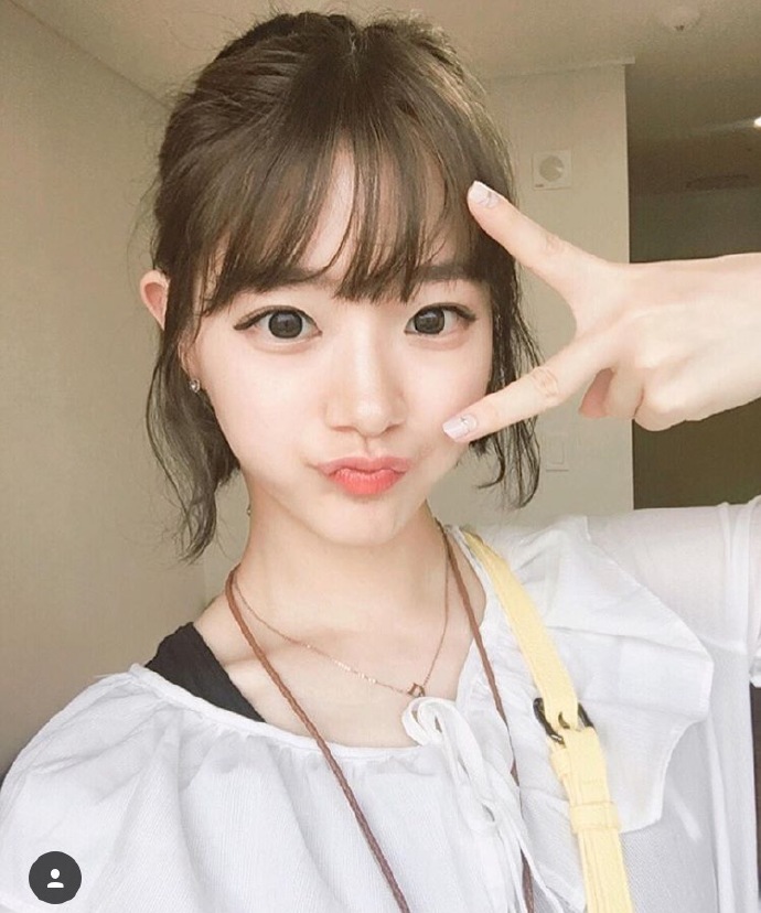 大眼睛女孩甜美自拍照图片