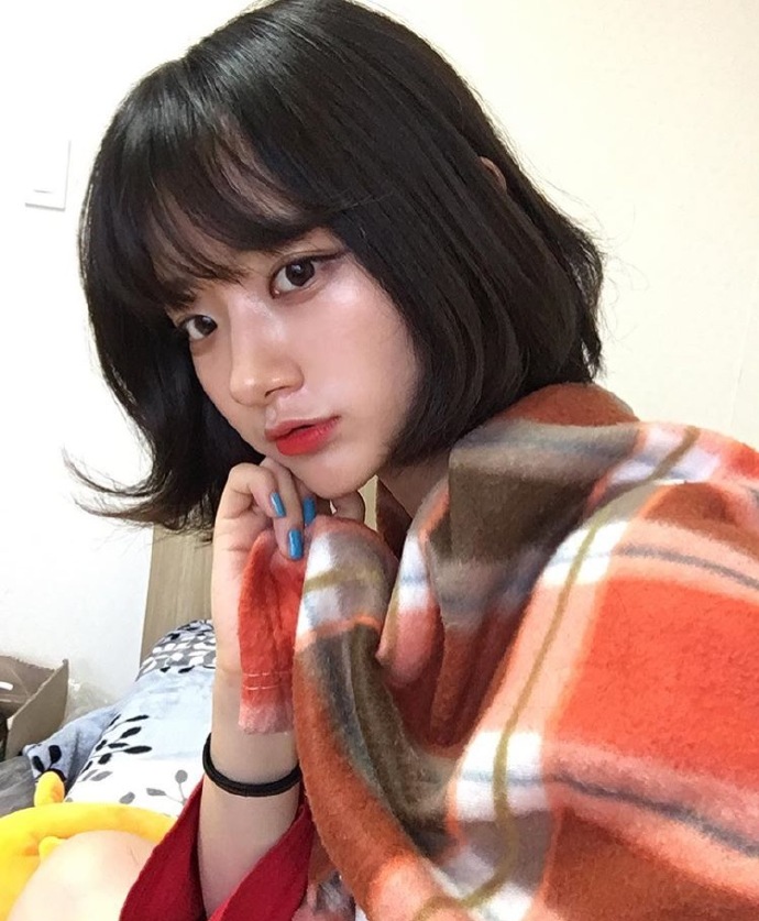 大眼睛女孩甜美自拍照图片