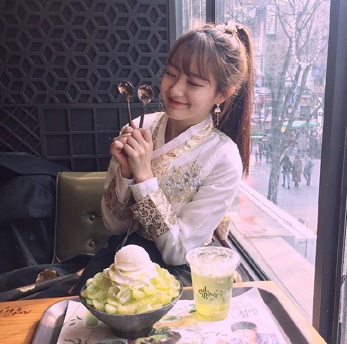 大眼睛女孩甜美自拍照图片