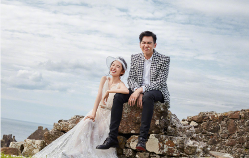 明星夫妻张若昀唐艺昕婚纱照图片