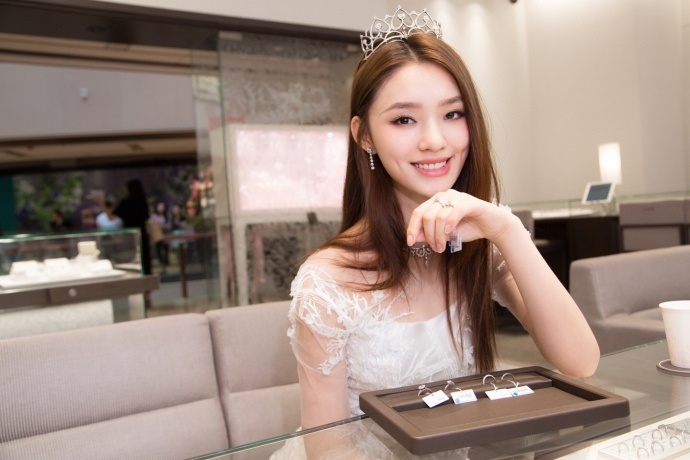 中国美女图片 林允纯白礼服佩戴小皇冠化身小仙
