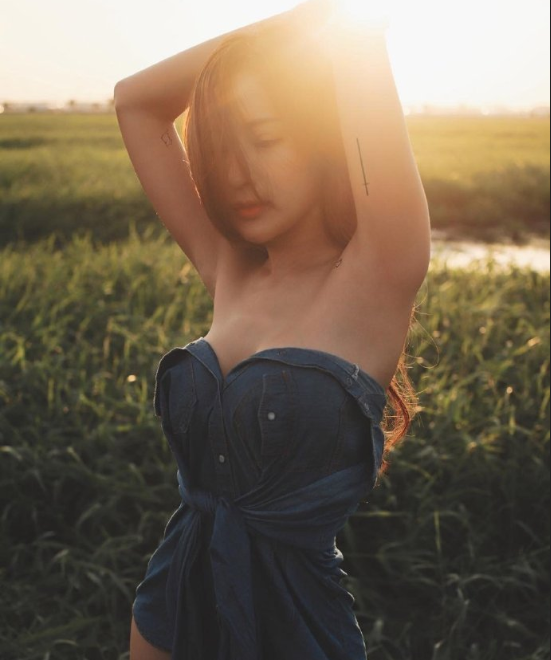 超性感的牛仔衬衫美女图片