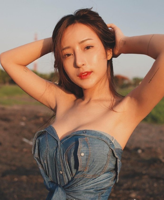 超性感的牛仔衬衫美女图片