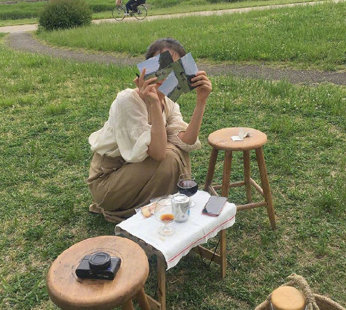 文艺美女图片 舒适又自然的旅行穿搭图片