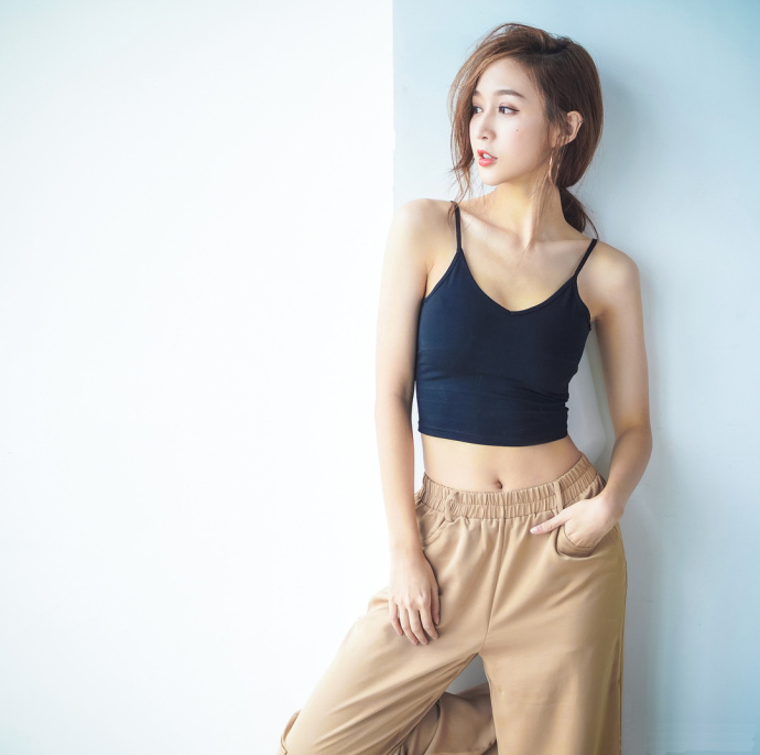 爱运动的运动装美女图片