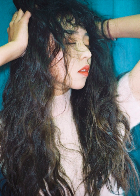 今年最流行的羊毛卷发型清纯美女图片