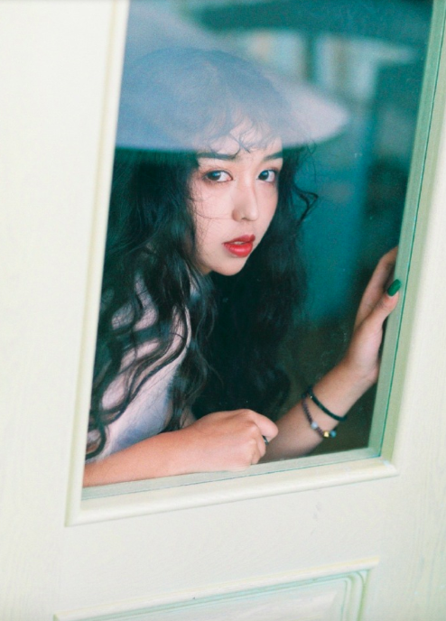 今年最流行的羊毛卷发型清纯美女图片
