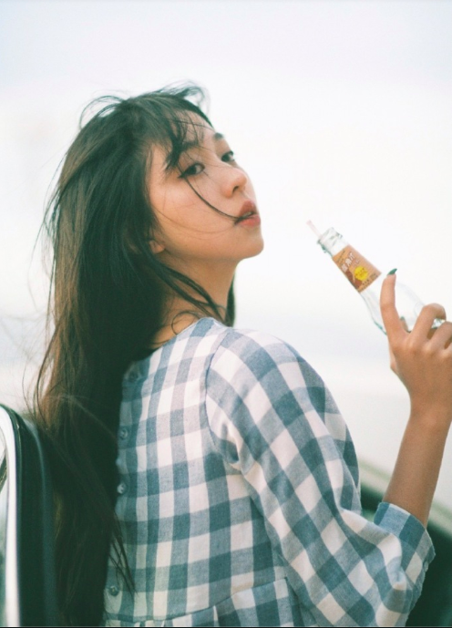 日系蓝格子长裙文艺美少女图片 清纯美女图片