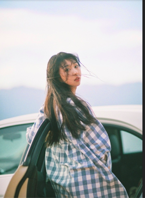 日系蓝格子长裙文艺美少女图片 清纯美女图片
