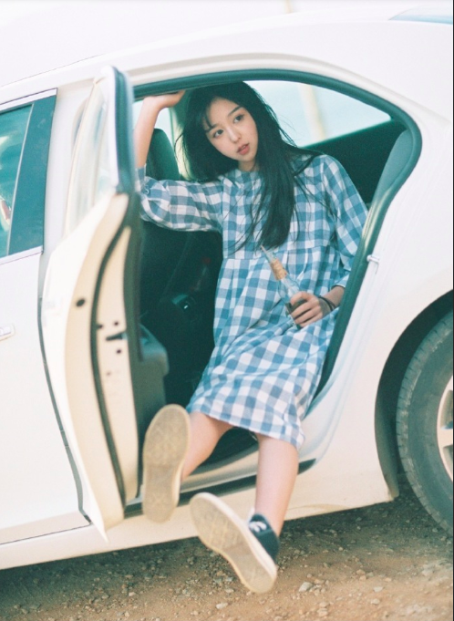日系蓝格子长裙文艺美少女图片 清纯美女图片