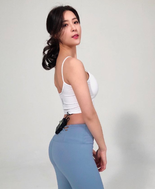 瑜伽美女图片 女人练瑜伽的好处就是人越来越年