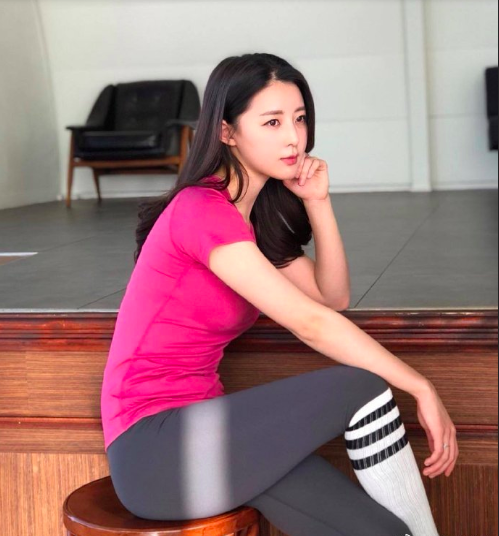 瑜伽美女图片 女人练瑜伽的好处就是人越来越年