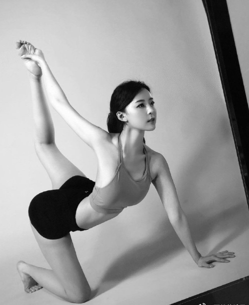 瑜伽美女图片 女人练瑜伽的好处就是人越来越年