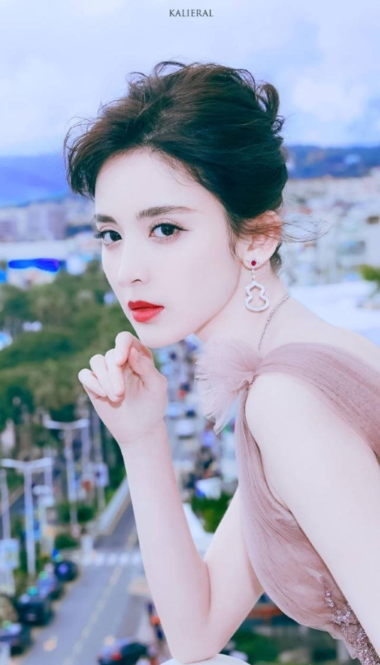新疆美女图片 内地女星古力娜扎短发清新图片