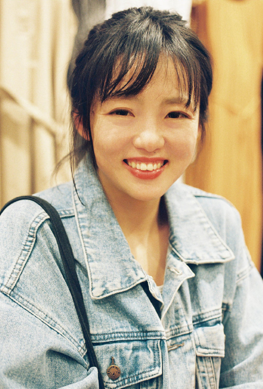 格子裙清纯美女纯白图片