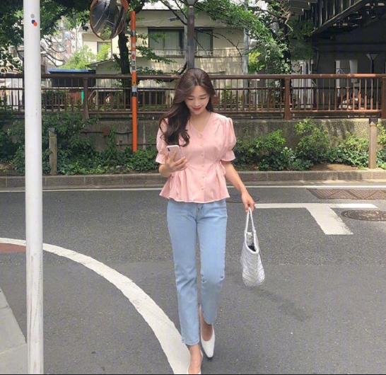 知性美女图片夏日出游轻熟搭