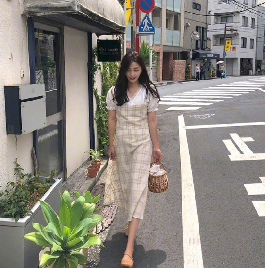 知性美女图片夏日出游轻熟搭