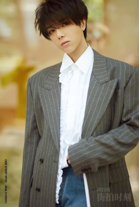 内地男明星动漫男生华晨宇条纹衫毛衣写真图片