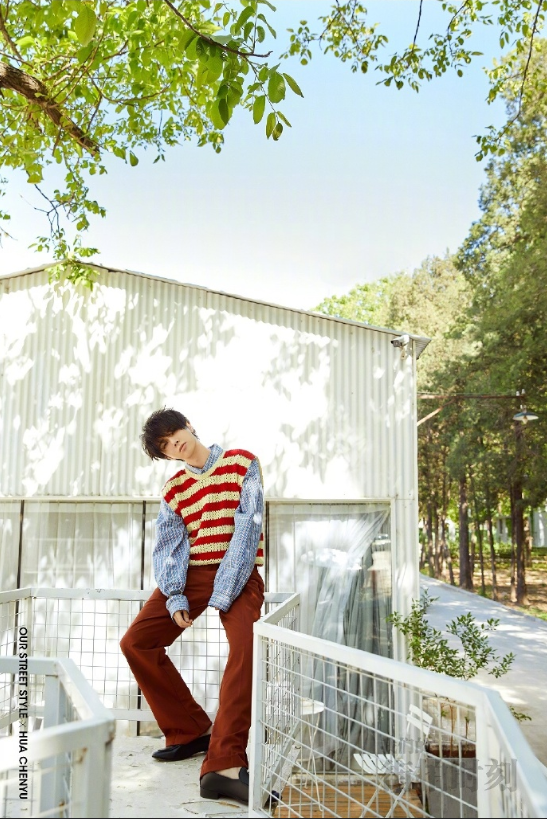 内地男明星动漫男生华晨宇条纹衫毛衣写真图片