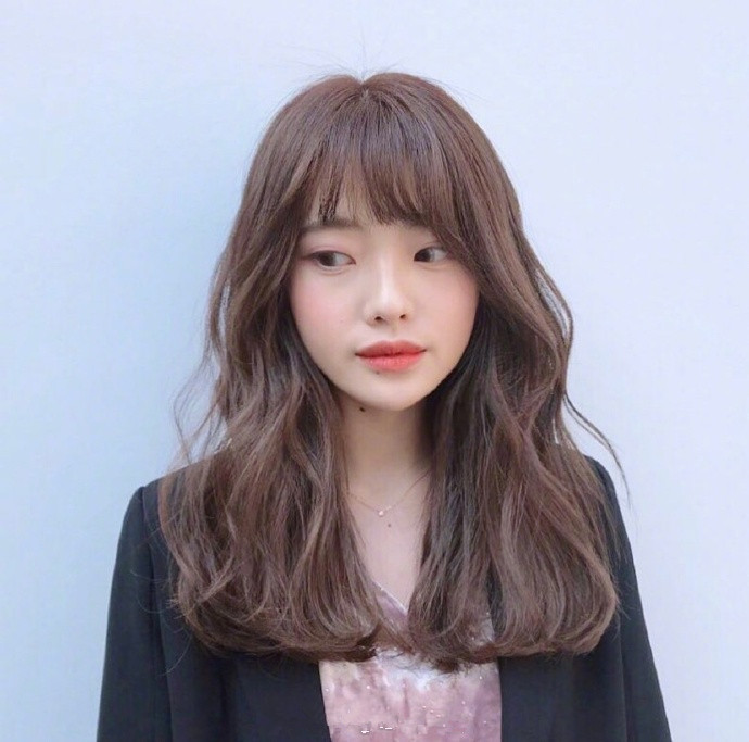 气质美女图片 韩系温柔感卷发发型图片
