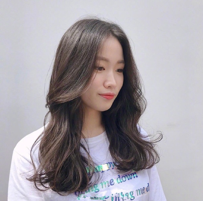 气质美女图片 韩系温柔感卷发发型图片