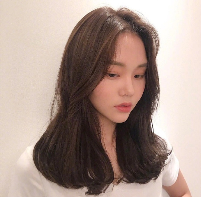 气质美女图片 韩系温柔感卷发发型图片