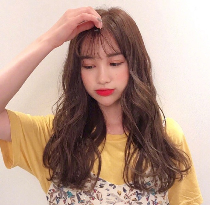 气质美女图片 韩系温柔感卷发发型图片