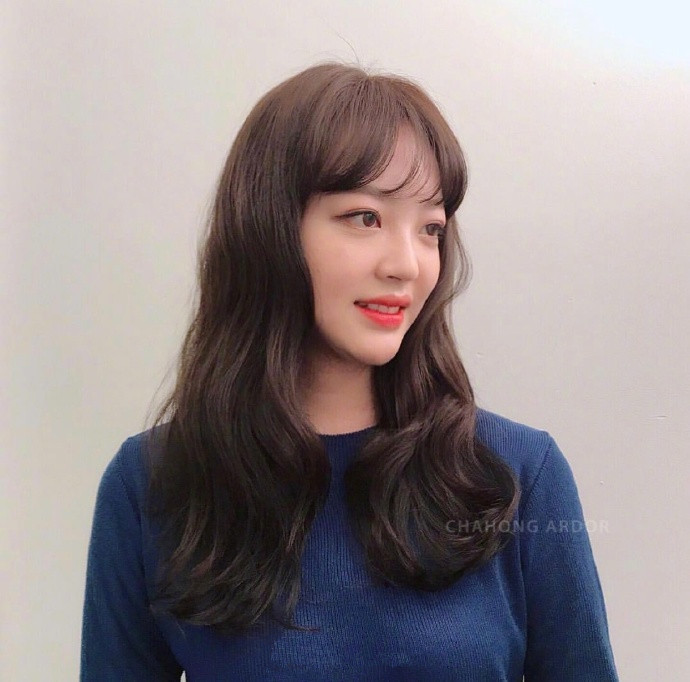 气质美女图片 韩系温柔感卷发发型图片