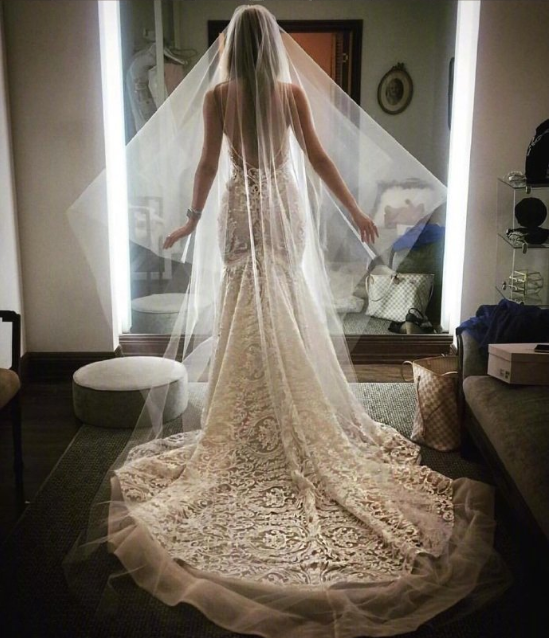 美不胜收的露背大拖尾婚纱图片
