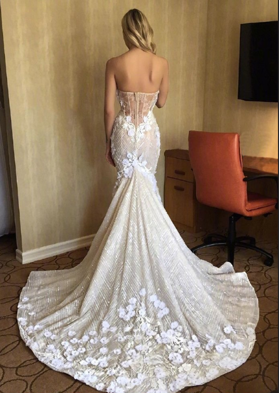 美不胜收的露背大拖尾婚纱图片