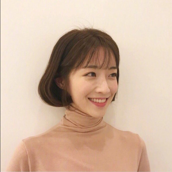 深色系韩式气质美女温柔发型图片