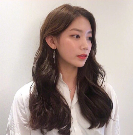 深色系韩式气质美女温柔发型图片