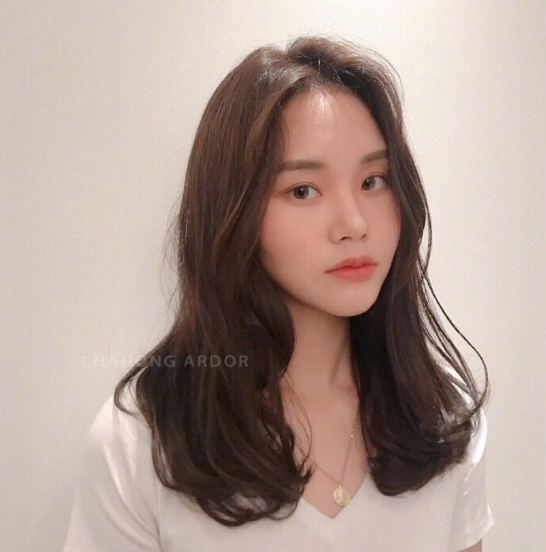 深色系韩式气质美女温柔发型图片