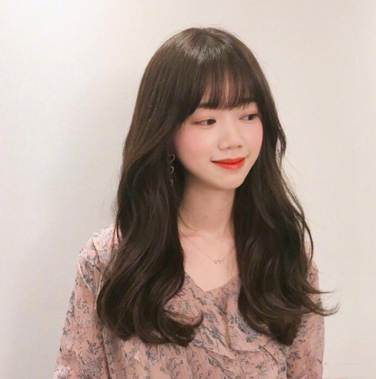 深色系韩式气质美女温柔发型图片
