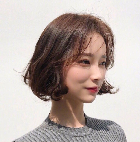 深色系韩式气质美女温柔发型图片