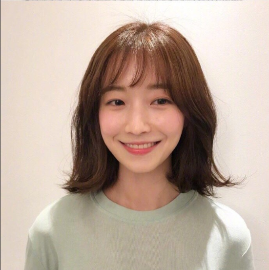 深色系韩式气质美女温柔发型图片