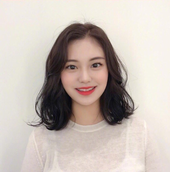 深色系韩式气质美女温柔发型图片