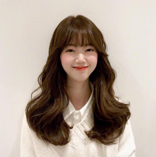深色系韩式气质美女温柔发型图片