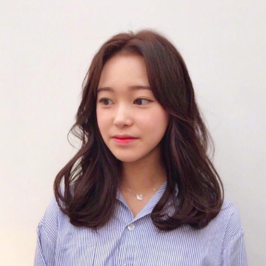深色系韩式气质美女温柔发型图片