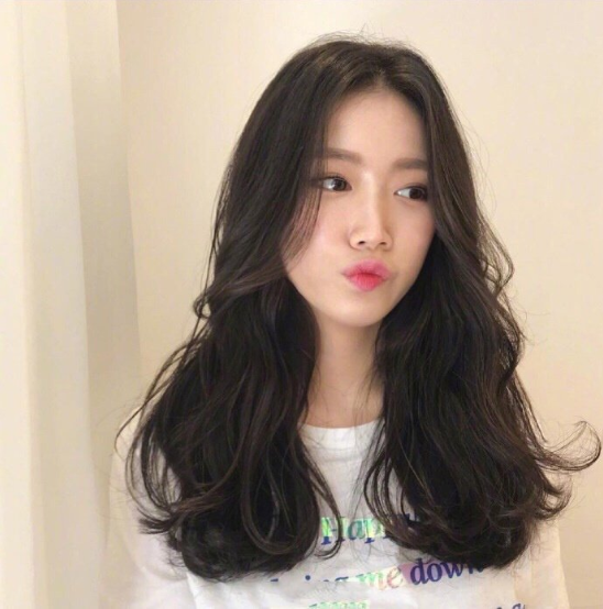 深色系韩式气质美女温柔发型图片