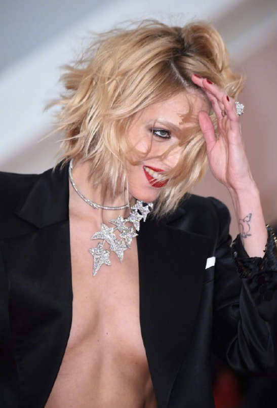 欧美美女图片 波兰美女Anja Rubik超攻西装杀图片