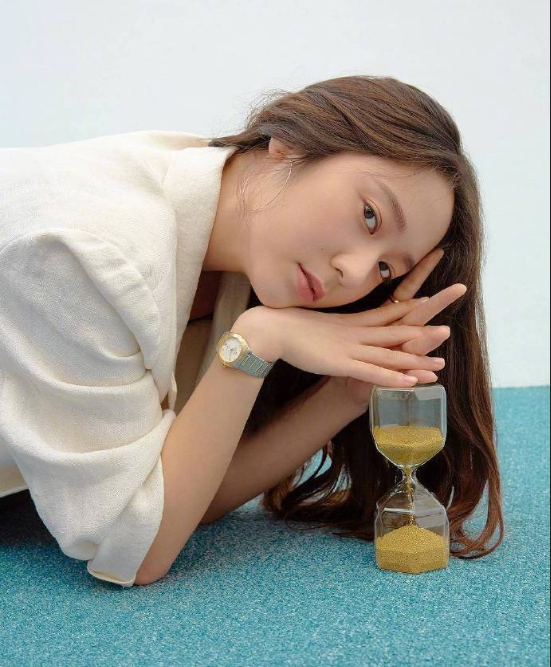韩国美女图片 韩国女星郑秀晶《ELLE》杂志淡妆出