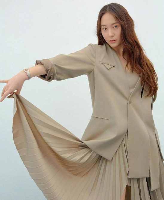 韩国美女图片 韩国女星郑秀晶《ELLE》杂志淡妆出