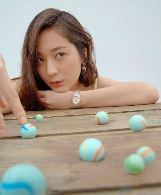 韩国美女图片 韩国女星郑秀晶《ELLE》杂志淡妆出