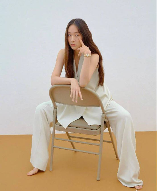 韩国美女图片 韩国女星郑秀晶《ELLE》杂志淡妆出