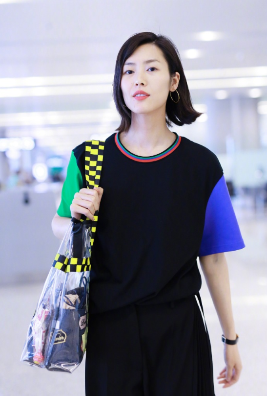 中国美女图片 中性运动风装扮的超模刘雯图片