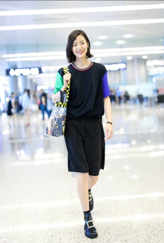 中国美女图片 中性运动风装扮的超模刘雯图片