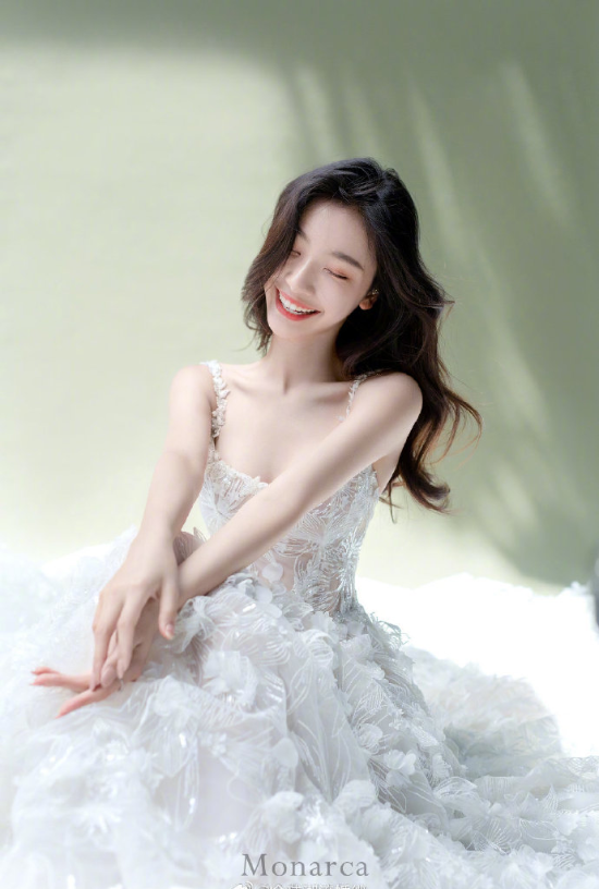 甜美美女图片 Galia Lahav花瓣雨婚纱图片